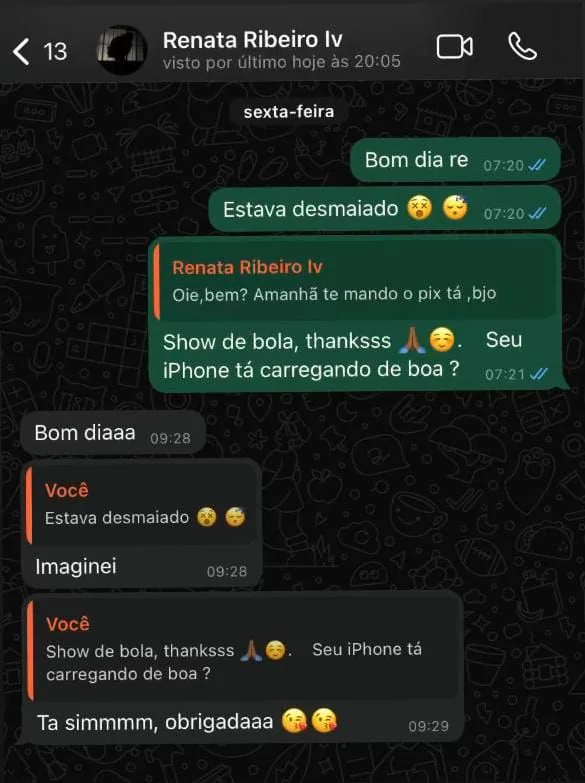 Conversa no WhatsApp. A loja pergunta “Seu iPhone tá carregando de boa?” e a cliente responde “Ta simmmm, obrigadaaa”.