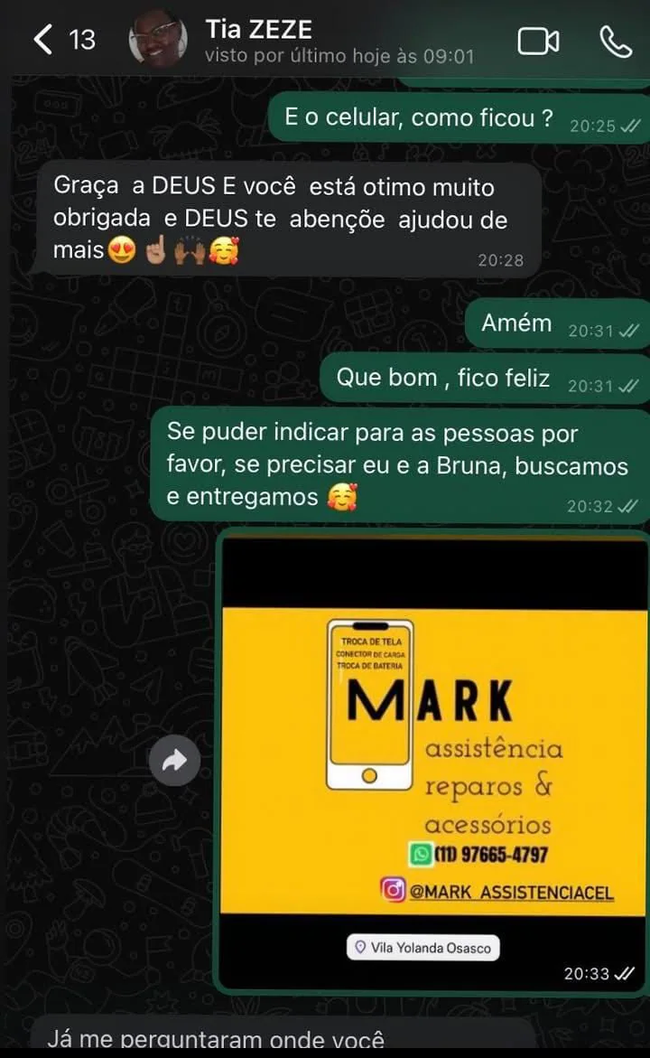 Conversa no WhatsApp. A loja pergunta “E o celular, como ficou?” e a cliente responde: “Graça a DEUS E você está otimo muito obrigada e DEUS te abençõe ajudou de mais”. A loja responde “Que bom, fico feliz”, pede indicações, comenta que busca e entrega e envia uma arte com os serviços troca de tela, conector de carga e troca de bateria.