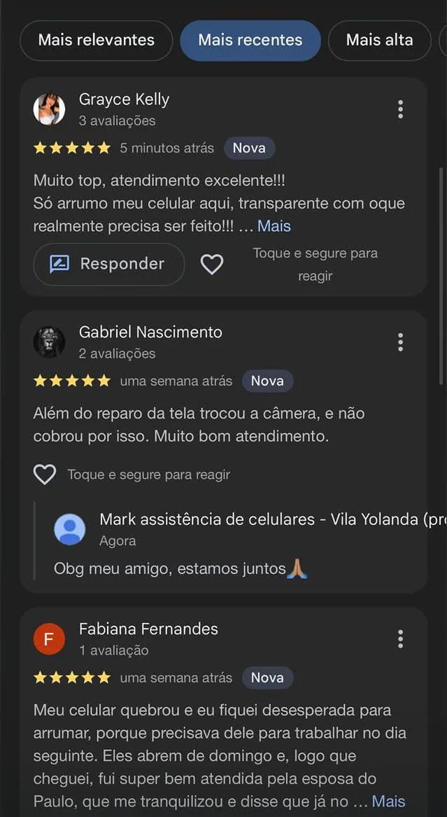 Lista de avaliações de 5 estrelas no Google. Trechos: “Muito top, atendimento excelente!!! Só arrumo meu celular aqui, transparente com oque realmente precisa ser feito!!!”; “Além do reparo da tela trocou a câmera, e não cobrou por isso. Muito bom atendimento.”; e “Meu celular quebrou e eu fiquei desesperada para arrumar, porque precisava dele para trabalhar no dia seguinte. Eles abrem de domingo e, logo que cheguei, fui super bem atendida”, com o restante cortado na captura.