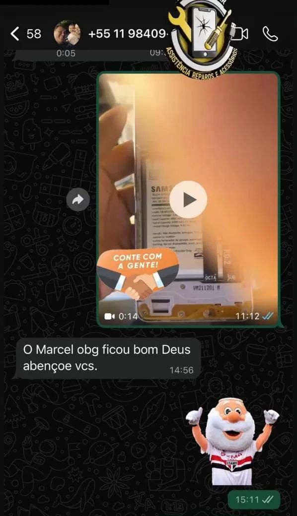 Conversa no WhatsApp com a miniatura de um vídeo que mostra a bateria de um aparelho Samsung aberto. O cliente responde: “O Marcel obg ficou bom Deus abençoe vcs.”