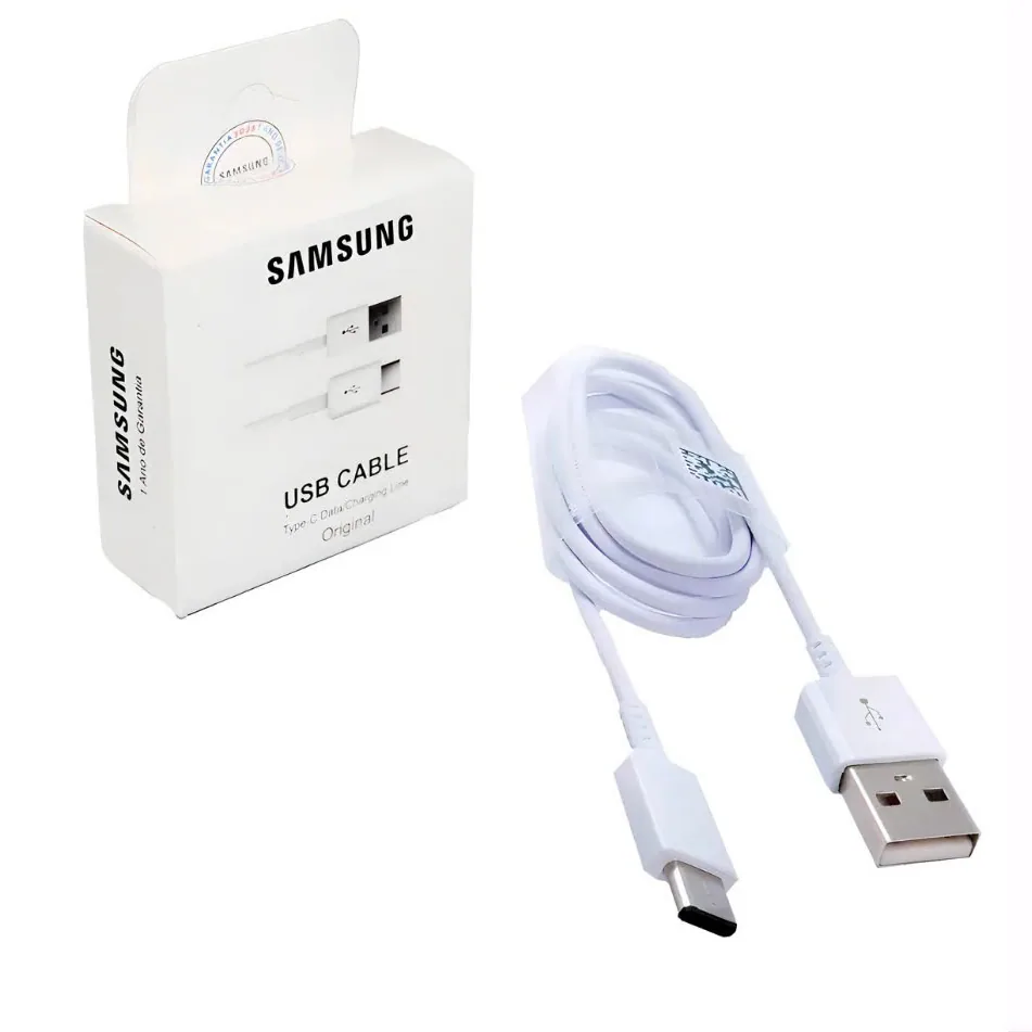 Embalagem do cabo USB Samsung original e, ao lado, o cabo branco com conectores USB-A e USB-C.